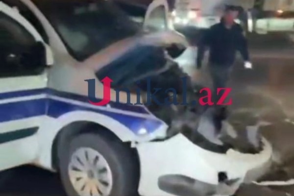 Bakıda PPX avtomobili qəzaya düşdü- Polislər xəsarət aldı (VİDEO)